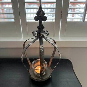 Tea light crown candle holder